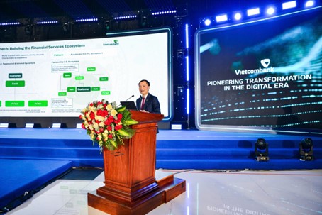 Ông Lê Hoàng Tùng - Phó TGĐ Vietcombank trình bày tham luận tại sự kiện. Ảnh: VCB Ông Lê Hoàng Tùng - Phó TGĐ Vietcombank trình bày tham luận tại sự kiện. Ảnh: VCB