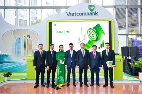 Ông Lê Quang Vinh - Tổng Giám đốc Vietcombank (thứ 3 từ phải sang) chụp ảnh lưu niệm cùng các đại biểu tại không gian Triển lãm Vietcombank. Ảnh: VCB Ông Lê Quang Vinh - Tổng Giám đốc Vietcombank (thứ 3 từ phải sang) chụp ảnh lưu niệm cùng các đại biểu tại không gian Triển lãm Vietcombank. Ảnh: VCB