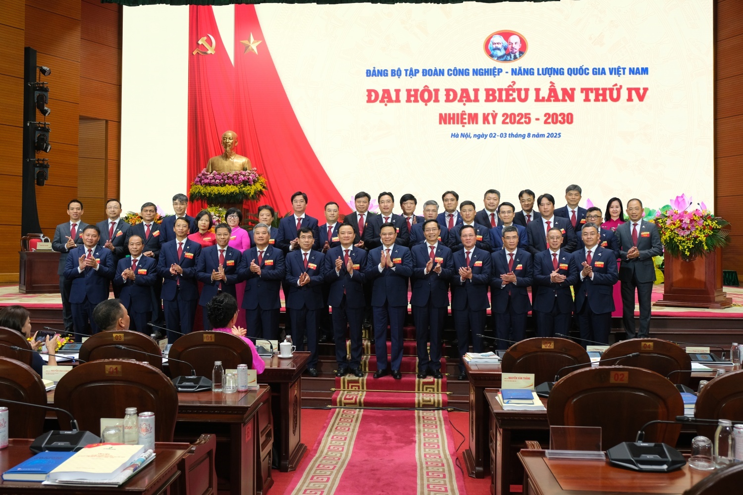 Ban Chấp hành Đảng bộ Petrovietnam khóa IV ra mắt Đại hội Đảng bộ Tập đoàn lần thứ IV, nhiệm kỳ 2025-2030 vừa qua Ban Chấp hành Đảng bộ Petrovietnam khóa IV ra mắt Đại hội Đảng bộ Tập đoàn lần thứ IV, nhiệm kỳ 2025-2030 vừa qua