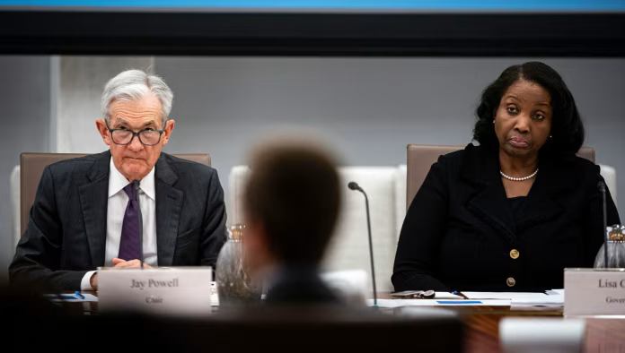 Những lời công kích của Donald Trump nhắm vào Chủ tịch Fed Jay Powell (trái) và Thống đốc Lisa Cook (phải) đã làm lung lay niềm tin đối với ngân hàng trung ương quan trọng nhất thế giới