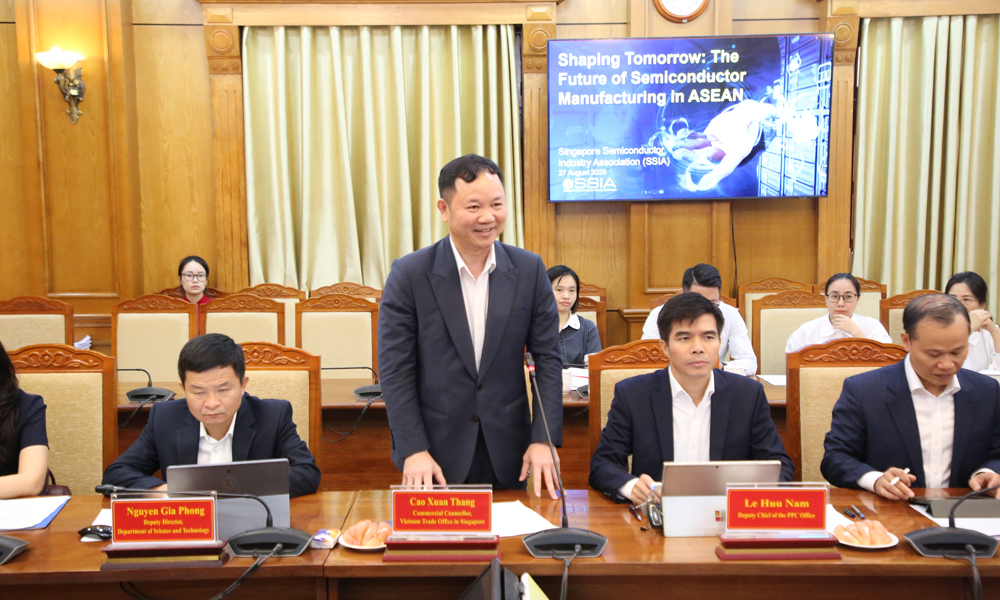 Ông Cao Xuân Thắng, Tham tán thương mại, Đại sứ quán Việt Nam tại Singapore phát biểu tại buổi làm việc.