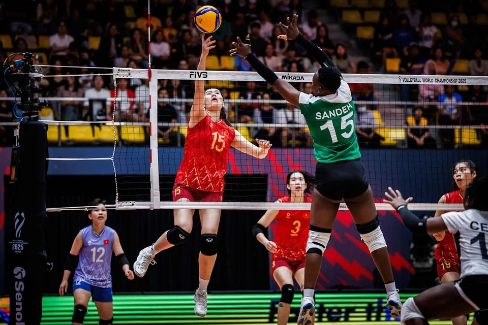 Tuyển nữ Việt Nam (áo đỏ) bị tụt 6 bậc trên BXH FIVB. (Ảnh: FIVB)