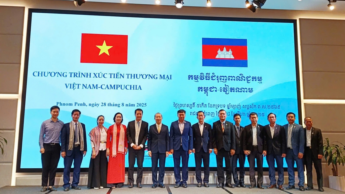 Các đại biểu chụp ảnh lưu niệm