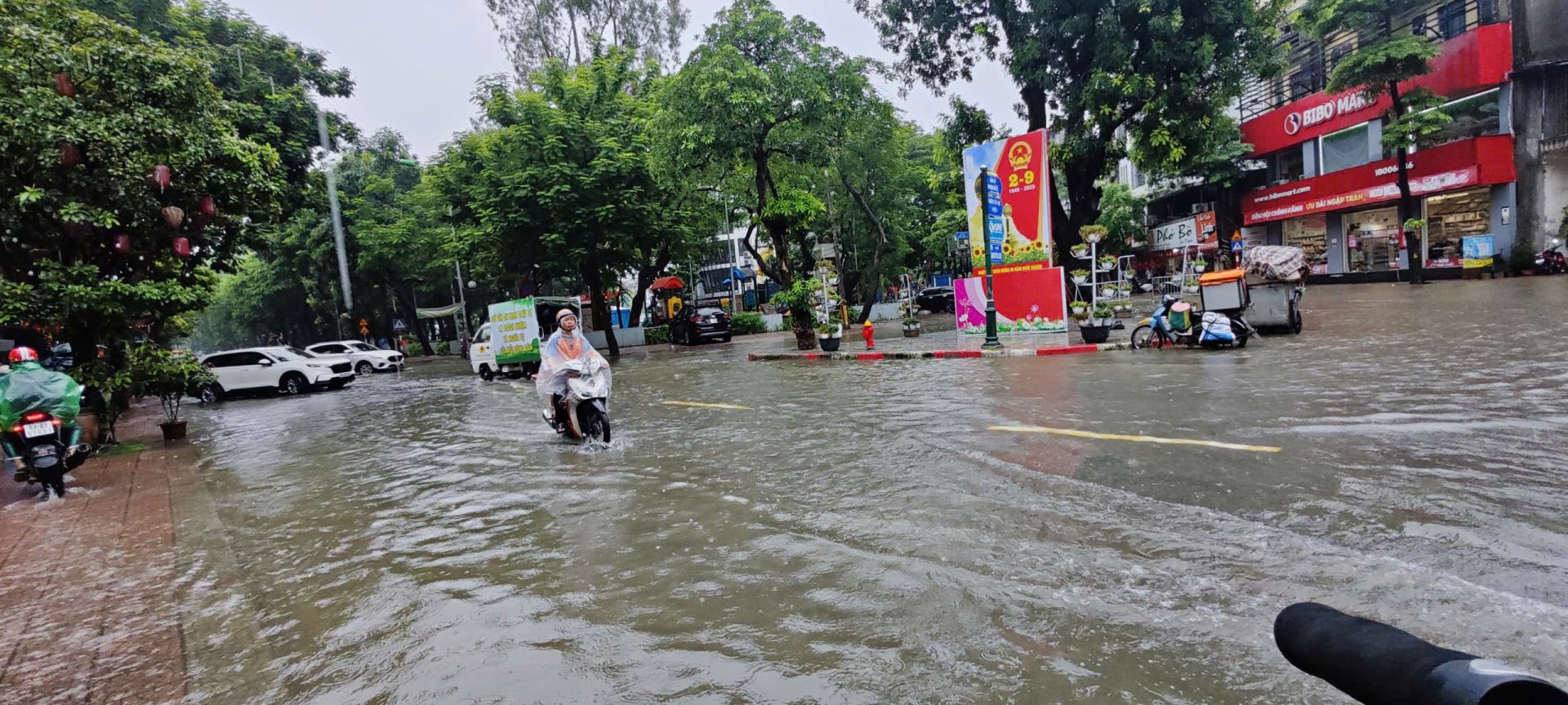 Hôm nay 28/8, thời tiết cả nước vẫn còn mưa dông. Hôm nay 28/8, thời tiết cả nước vẫn còn mưa dông.