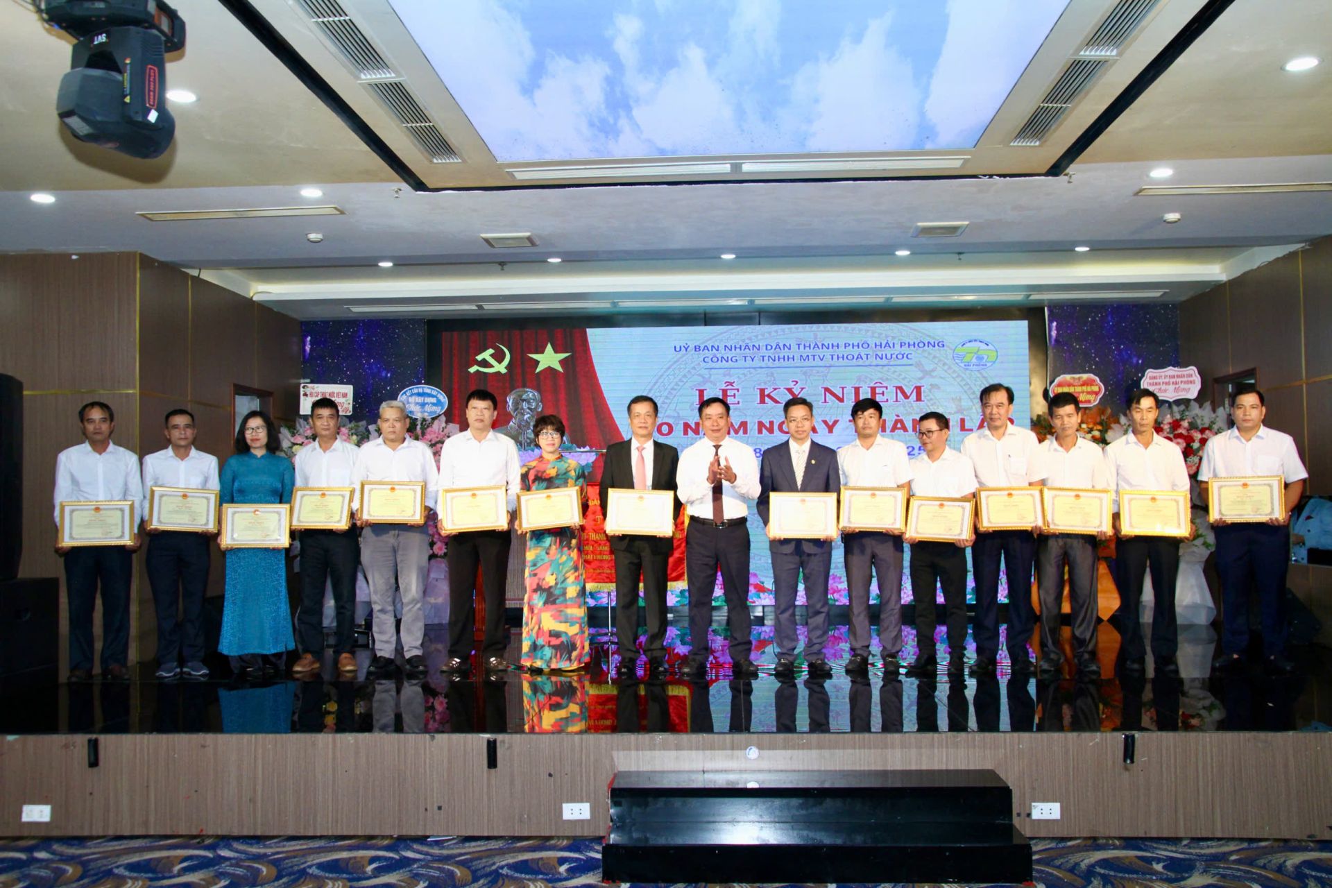 Các tập thể và cá nhân có thành tích xuất sắc được nhận Bằng khen của UBND thành phố. Các tập thể và cá nhân có thành tích xuất sắc được nhận Bằng khen của UBND thành phố.