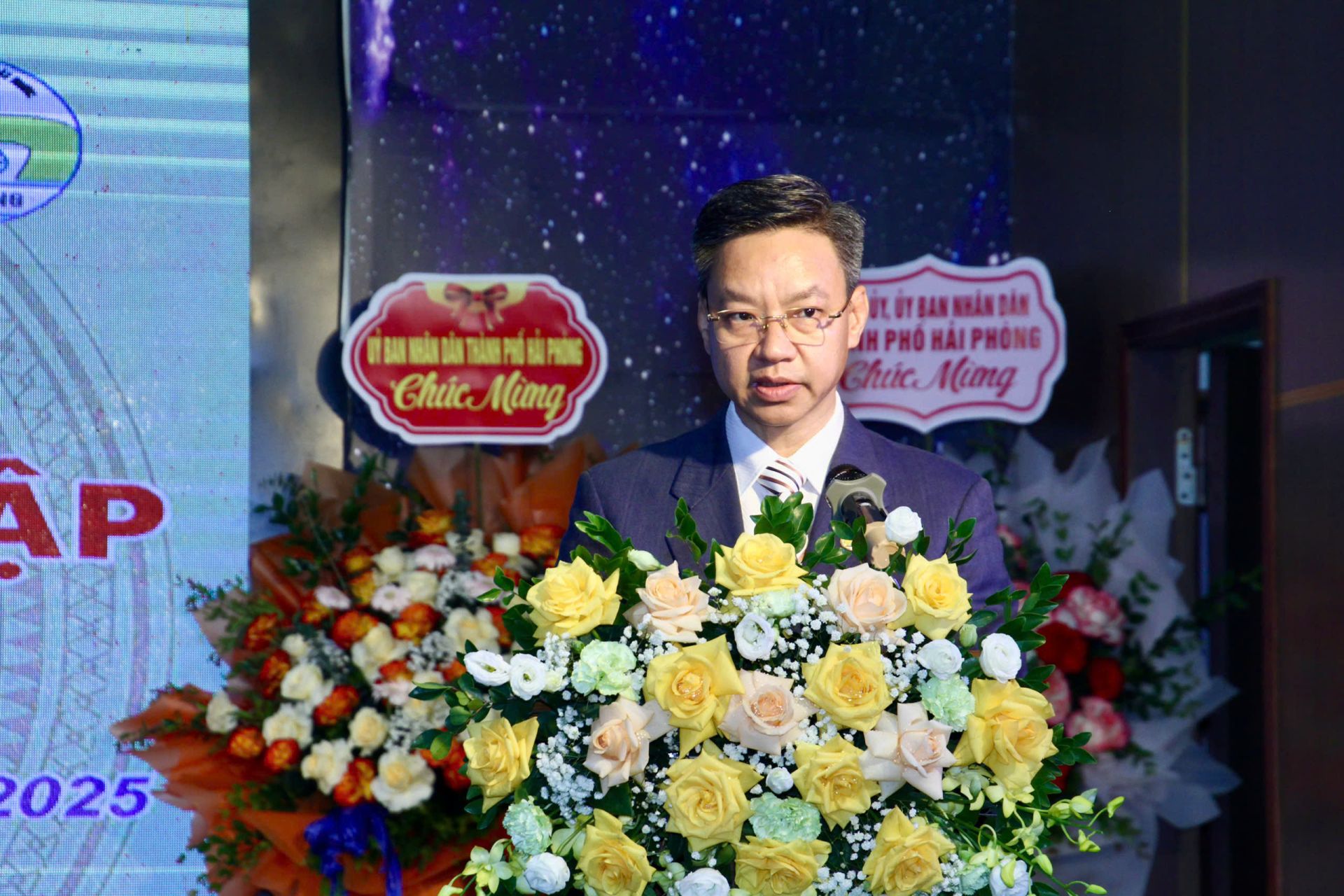 Chủ tịch Công ty TNHH MTV Thoát nước Hải Phòng, Phạm Quang Quỳnh phát biểu tại Lễ Kỷ niệm. Chủ tịch Công ty TNHH MTV Thoát nước Hải Phòng, Phạm Quang Quỳnh phát biểu tại Lễ Kỷ niệm.