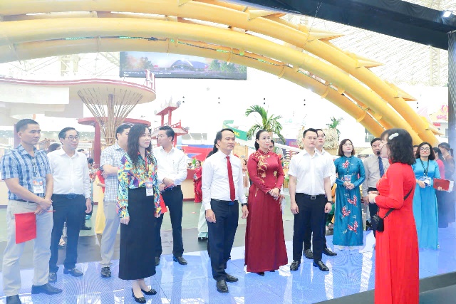 Lãnh đạo thành phố và các đại biểu tham quan các khu vực trưng bày.