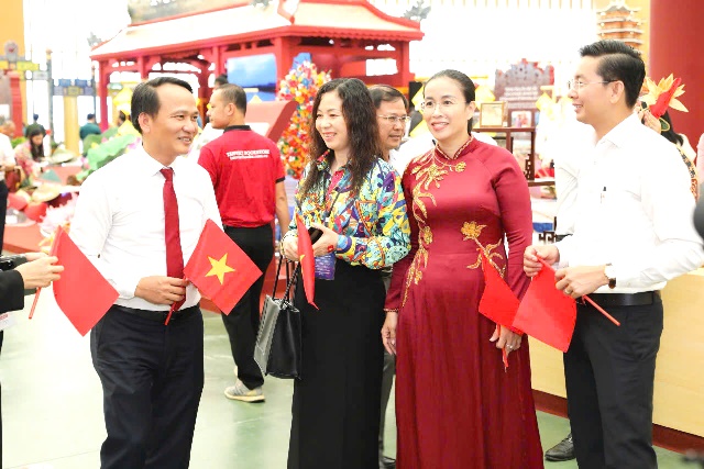 Lãnh đạo thành phố và các đại biểu tham quan các khu vực trưng bày.