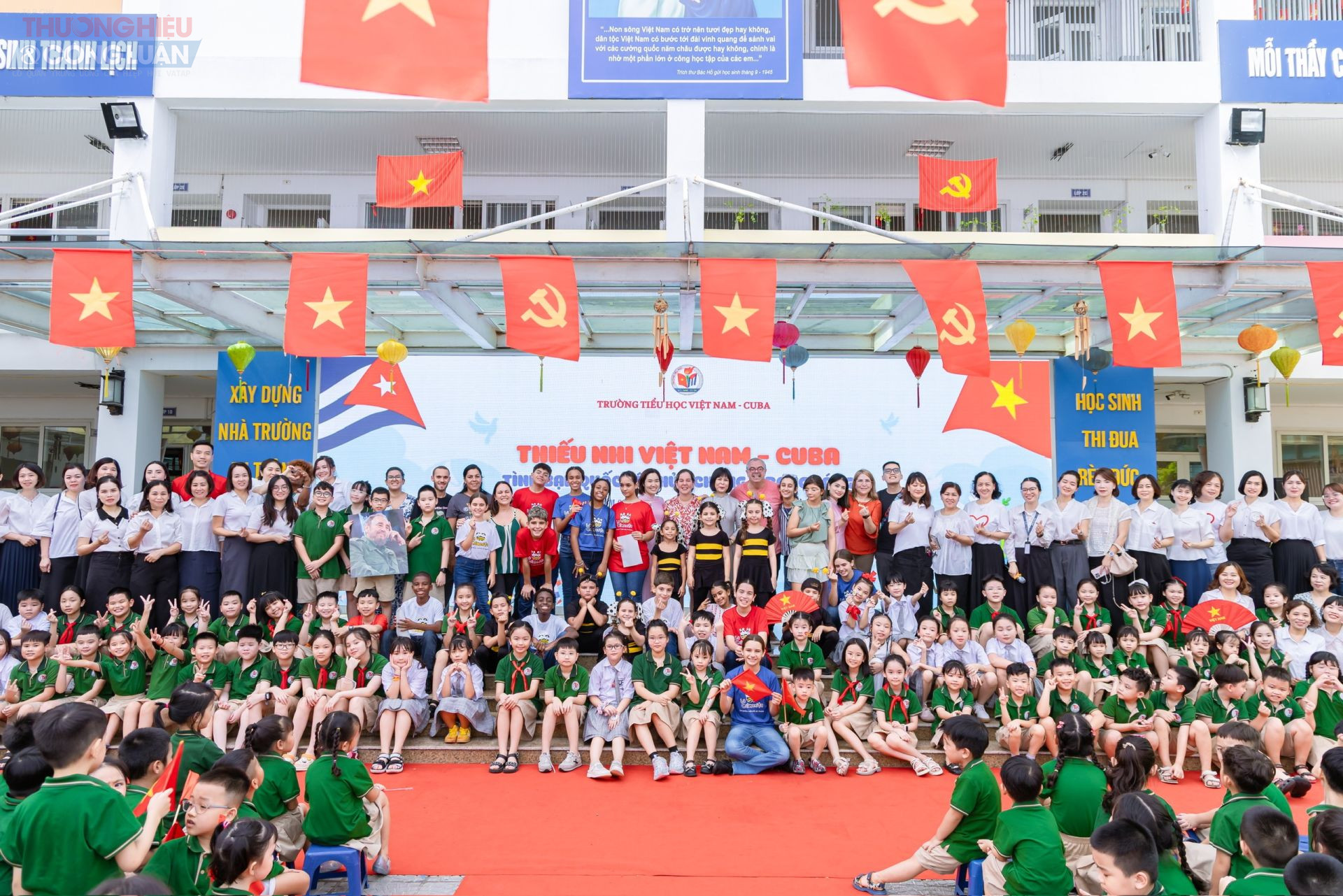 Lãnh đạo, cán bộ nhân viên và học sinh trường Tiểu học Việt Nam – Cuba tiếp đón đoàn nghệ thuật thiếu nhi Cuba 