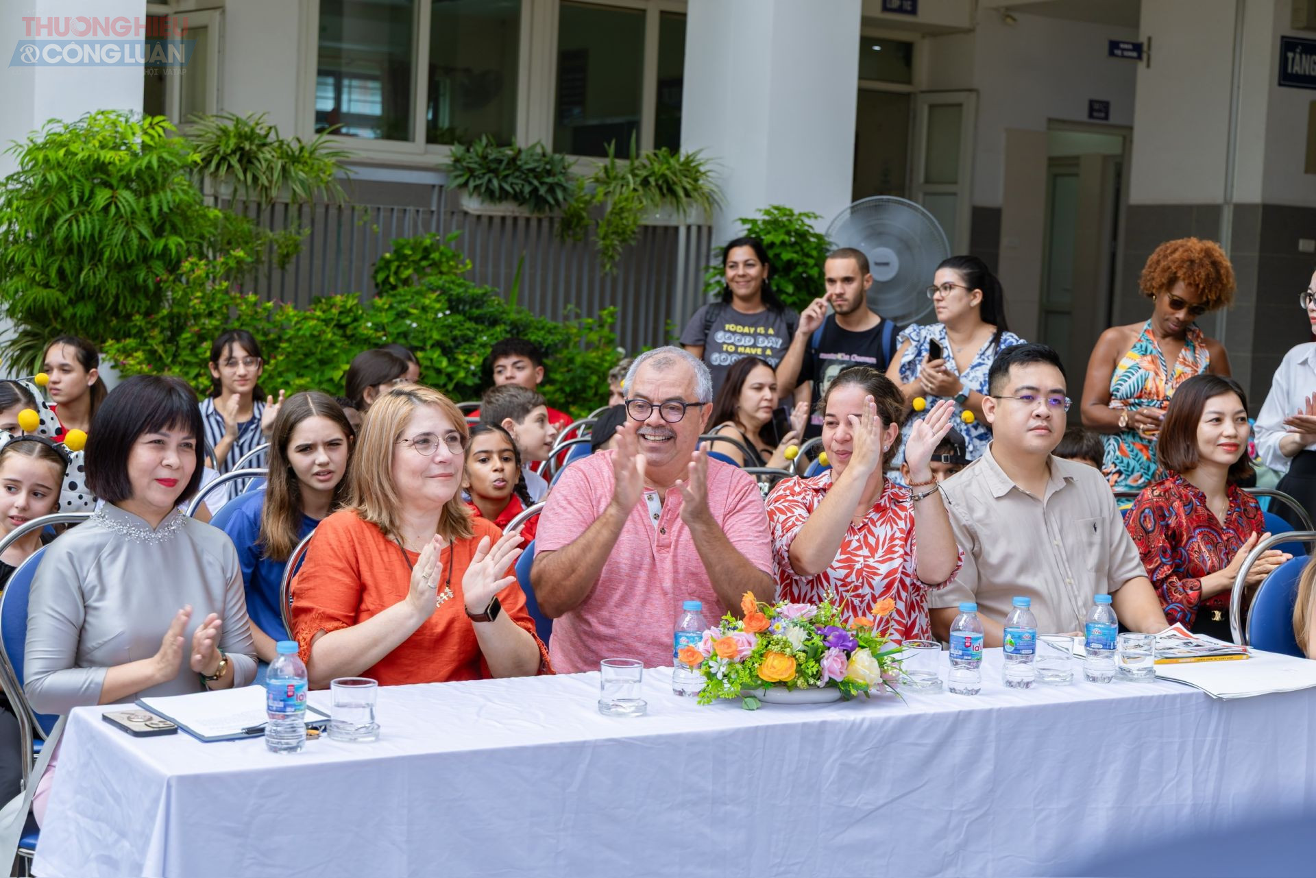 Phu nhân ngài Đại sứ đặc mệnh toàn quyền nước Cộng hòa Cuba tại Việt Nam (áo màu cam) cùng các cán bộ Đại sứ quán Cuba.