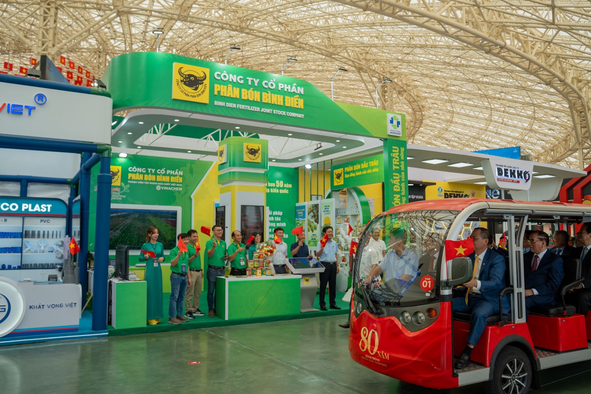 Lãnh đạo Công ty CP Phân bón Bình Điền cùng cán bộ nhân viên chào đón Đoàn Lãnh đạo Đảng, Nhà nước ghé ngang gian hàng ngay sau Lễ khai mạc Triển lãm Thành tựu Đất nước - 80 năm hành trình Độc lập - Tự do - Hạnh phúc Lãnh đạo Công ty CP Phân bón Bình Điền cùng cán bộ nhân viên chào đón Đoàn Lãnh đạo Đảng, Nhà nước ghé ngang gian hàng ngay sau Lễ khai mạc Triển lãm Thành tựu Đất nước - 80 năm hành trình Độc lập - Tự do - Hạnh phúc
