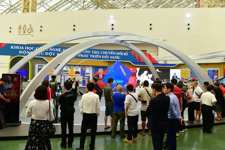 Các sản phẩm do Việt Nam phát triển như máy bay không người lái - UAV, robot hình người... được trưng bày tại Triển lãm đã thu hút nhiều khách tham quan là những người đam mê, yêu thích công nghệ và quan tâm đến sự phát triển của Việt Nam.