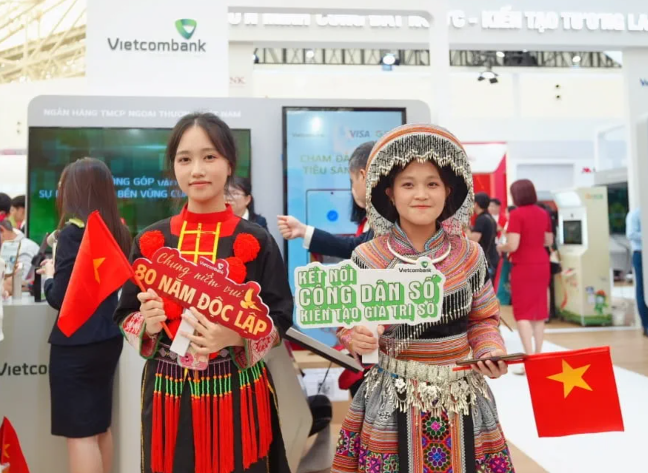 Người dân tham quan, trải nghiệm và nhận quà tại không gian giới thiệu dịch vụ ngân hàng số của Vietcombank