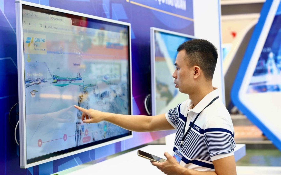 Người xem tương tác, trải nghiệm với mô hình cảng Cần Thơ tái hiện trên không gian ảo.