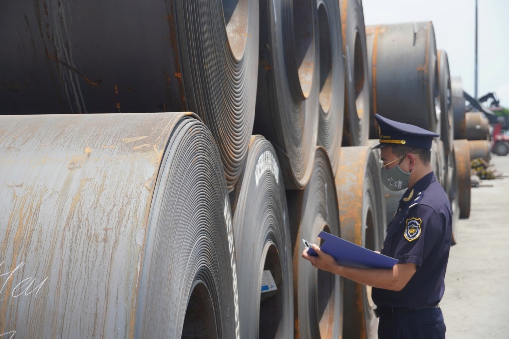 Công chức Hải quan khu vực III kiểm tra mặt hàng thép cán nóng nhập khẩu. Ảnh: Thái Bình Công chức Hải quan khu vực III kiểm tra mặt hàng thép cán nóng nhập khẩu. Ảnh: Thái Bình