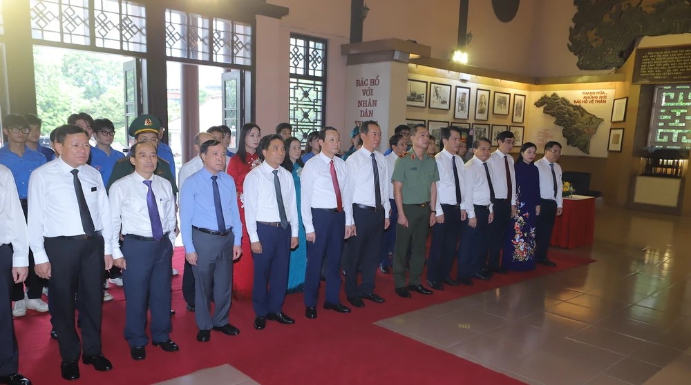 Đoàn đại biểu Tỉnh ủy, HĐND, UBND, Ủy ban MTTQ tỉnh Thanh Hóa dâng hoa, dâng hương tại Khu văn hóa tưởng niệm Chủ tịch Hồ Chí Minh.