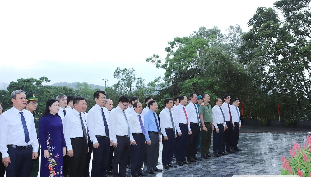 Đoàn đại biểu Tỉnh ủy, HĐND, UBND, Ủy ban MTTQ tỉnh Thanh Hóa đặt vòng hoa, dâng hương tại Nghĩa trang liệt sĩ Hàm Rồng.