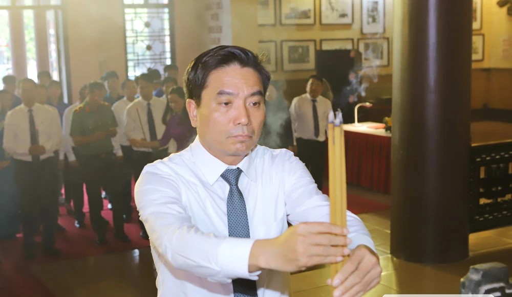 Bí thư Tỉnh ủy Nguyễn Doãn Anh thành kính dâng hương tưởng nhớ Chủ tịch Hồ Chí Minh.