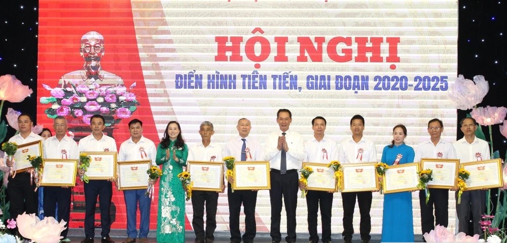 Phó Chủ tịch Ủy ban MTTQ, Chủ tịch Hội LHPN tỉnh Ngô Thị Hồng Hảo phát động phong trào thi đua giai đoạn 2025-2030.