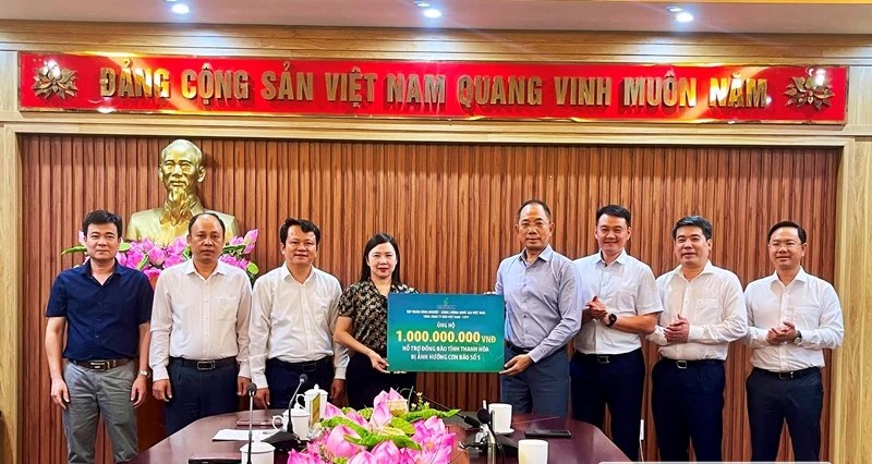 Đại diện lãnh đạo Tổng Công ty Dầu Việt Nam, Tập đoàn Công nghiệp - Năng lượng quốc gia Việt Nam trao 1 tỷ đồng ủng hộ người dân Thanh Hóa bị thiệt hại do cơn bão số 5.