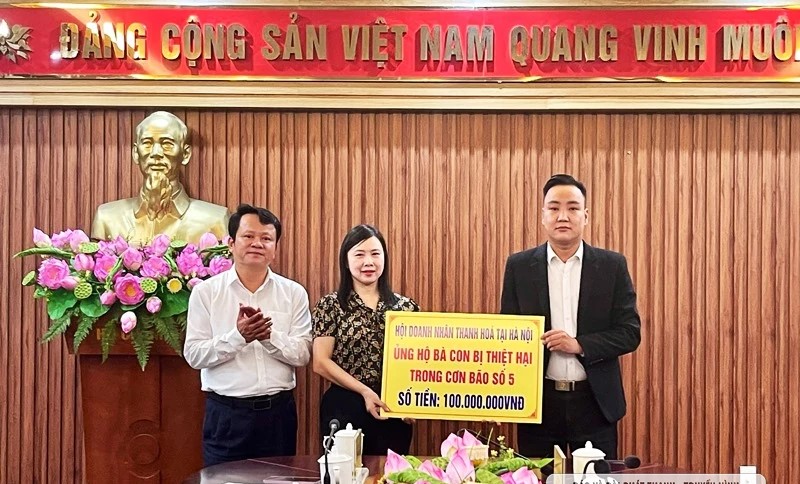 Đại diện Hội Doanh nhân Thanh Hóa tại Hà Nội trao 100 triệu đồng ủng hộ người dân bị thiệt hại do cơn bão số 5.