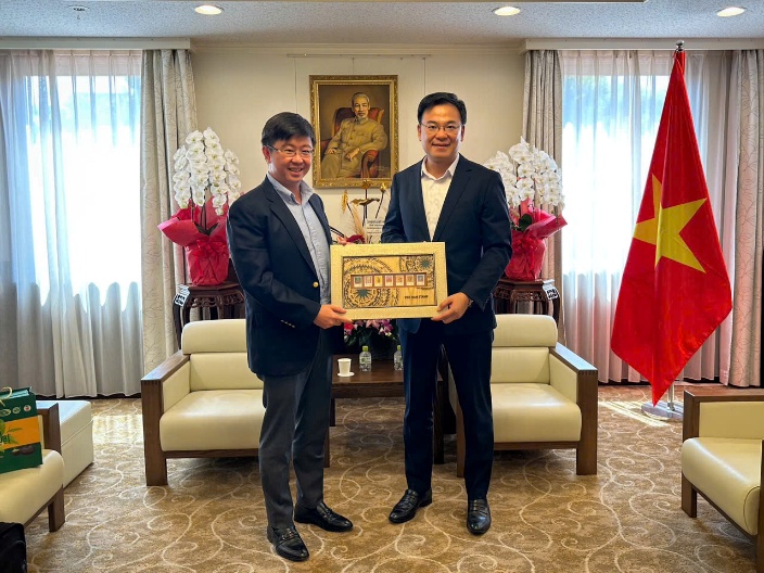 Thứ trưởng Bùi Hoàng Phương tặng quà lưu niệm cho Đại sứ Phạm Quang Hiệu