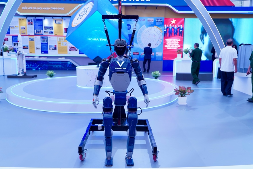 Robot hình người VinMotion: Khách tham quan được trải nghiệm tương tác trực tiếp với robot hình người do VinMotion phát triển. Công ty này đặt mục tiêu phát triển các robot phục vụ trong nhà máy, kho hàng, lễ tân hoặc thực hiện các nhiệm vụ nguy hiểm thay con người.