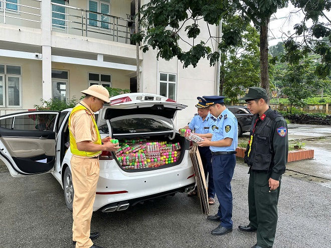 Đội QLTT số 4 phối hợp với các lực lượng chức năng kiểm tra phương tiện vận chuyển kẹo đi tiêu thụ tại cổng các trường học trên địa bàn