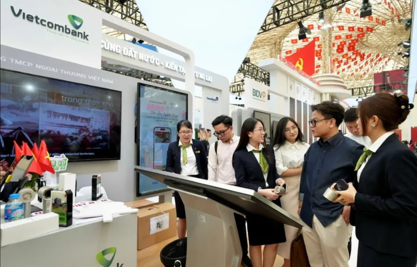 Người dân tham quan, trải nghiệm và nhận quà tại không gian giới thiệu dịch vụ ngân hàng số của Vietcombank