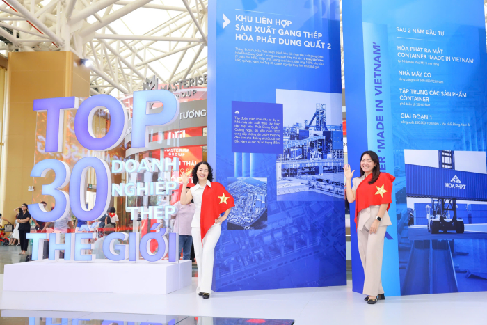 Hai Phó Giám đốc Công ty Thép Hòa Phát Dung Quất - chị Nguyễn Thị Tố Hoài (bên trái) và chị Vương Ngọc Linh checkin tại gian hàng