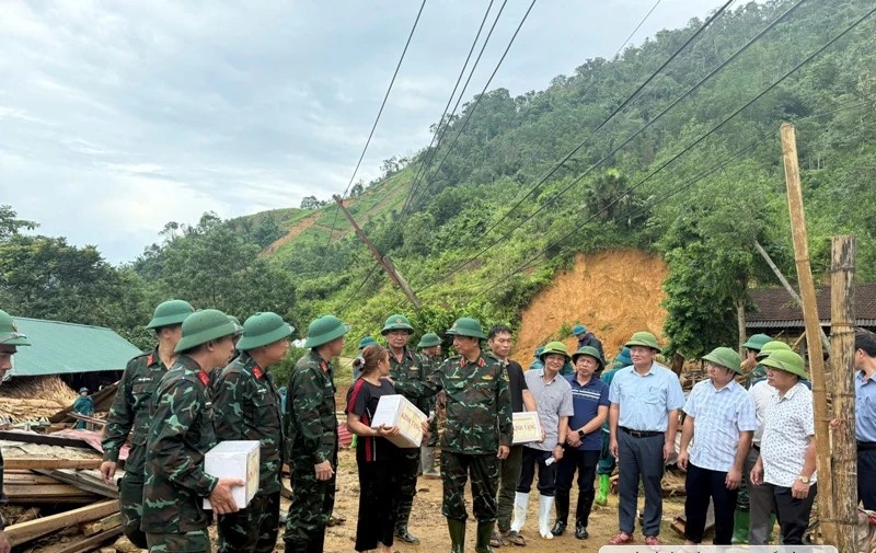 Trung tướng Hà Thọ Bình, Tư lệnh Quân khu 4 và đoàn công tác động viên, tặng quà các gia đình bị thiệt hại do ảnh hưởng cơn bão số 5 tại xã Yên Nhân.