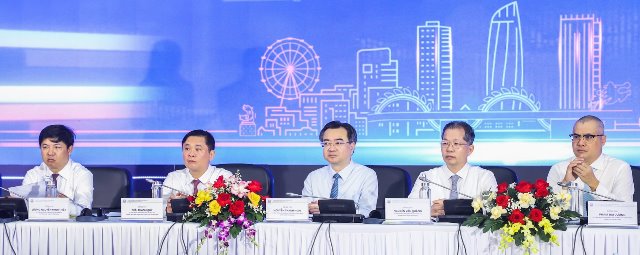 Các đồng chí lãnh đạo chủ trì diễn đàn.