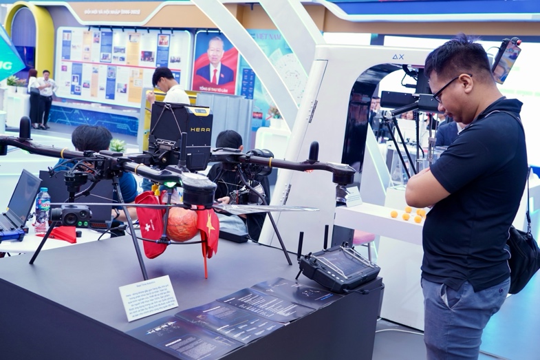 UAV đa năng Hera: Mẫu UAV đa năng với tên gọi Hera của công ty RtR gây chú ý với khả năng gấp gọn để vừa balo, nhưng có thể nâng vật nặng tới 15 kg. Theo nhà sản xuất, tải trọng của Hera lớn gấp 10 lần các UAV cùng kích thước.