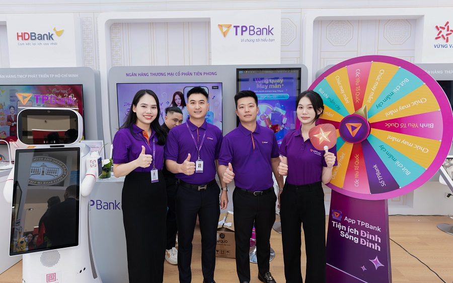 Không gian trưng bày của TPBank tại triển lãm với sự xuất hiện của Robot AI T’Aio, máy ECM, “loa ting ting”...