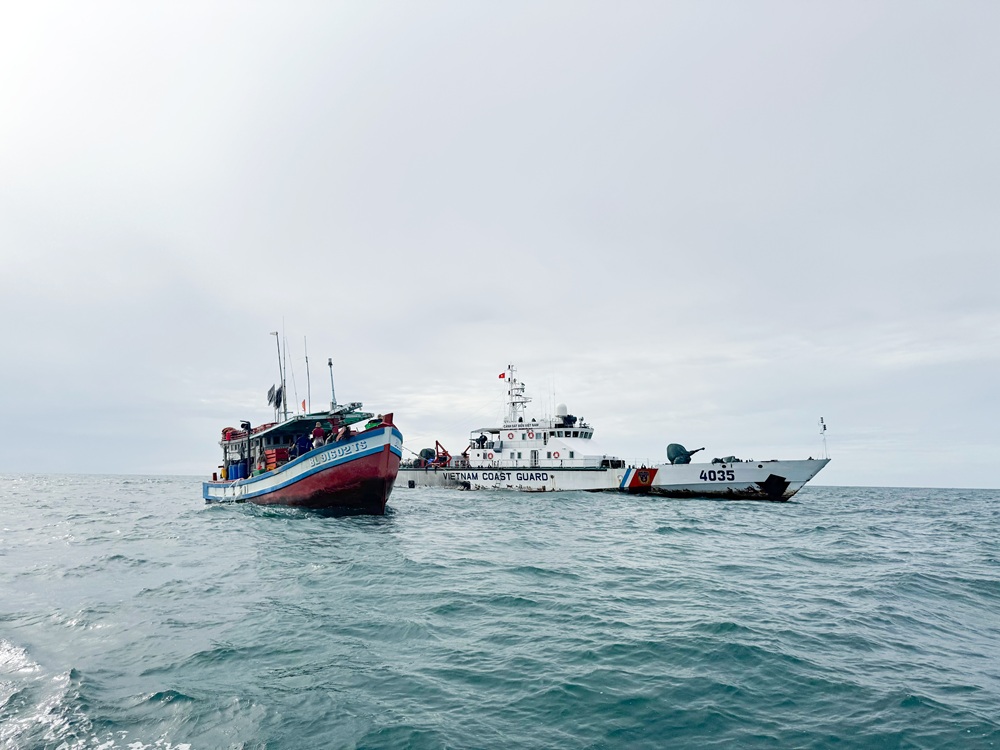 Tàu Cảnh sát biển 4035 thuộc BTL Vùng Cảnh sát biển 4 tuần tra, kiểm tra, kiểm soát chống khai thác IUU trên biển.