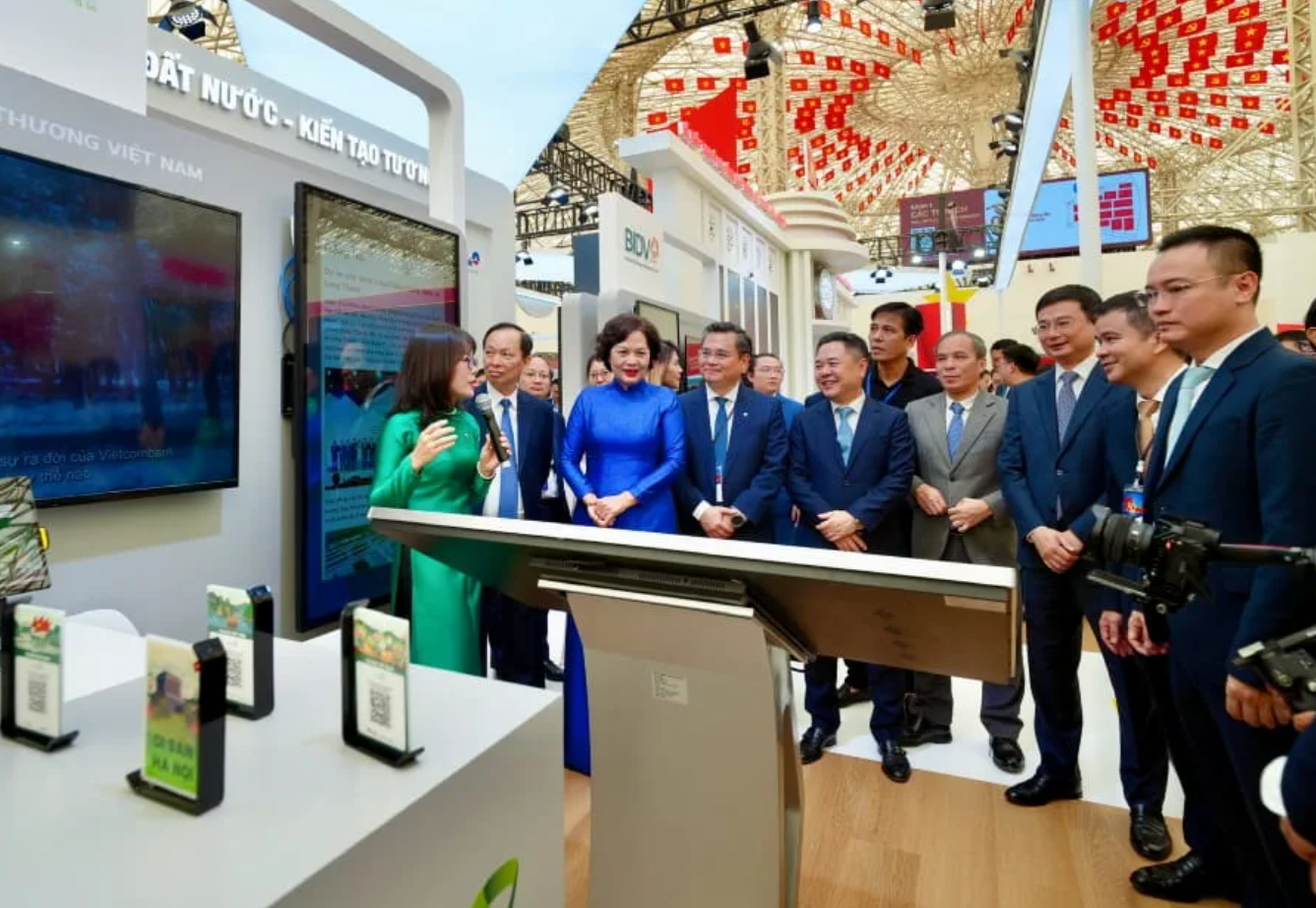 Bà Đoàn Hồng Nhung - Thành viên Ban điều hành, Giám đốc Khối Bán lẻ Vietcombank giới thiệu lịch sử và thành tựu nổi bật của Vietcombank trong chặng đường trên 62 năm phát triển và các hoạt động chuyển đổi số của ngân hàng