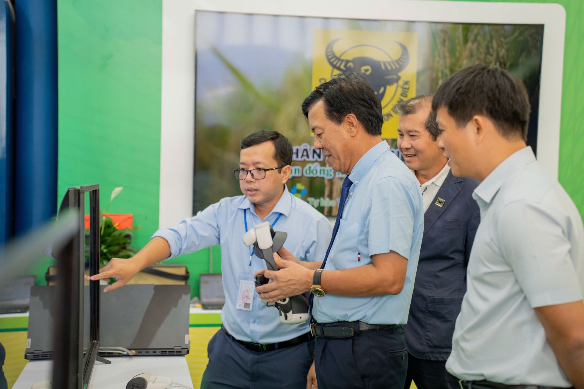 Ông Ngô Văn Đông - Tổng Giám đốc Công ty CP Phân bón Bình Điền (thứ 2 từ trái sang) cho biết: Triển lãm 80 năm Thành tựu Đất nước là dịp để Bình Điền thể hiện tinh thần đổi mới, trách nhiệm xã hội và cam kết đồng hành cùng người nông dân trên con đường phát triển nông nghiệp bền vững Ông Ngô Văn Đông - Tổng Giám đốc Công ty CP Phân bón Bình Điền (thứ 2 từ trái sang) cho biết: Triển lãm 80 năm Thành tựu Đất nước là dịp để Bình Điền thể hiện tinh thần đổi mới, trách nhiệm xã hội và cam kết đồng hành cùng người nông dân trên con đường phát triển nông nghiệp bền vững