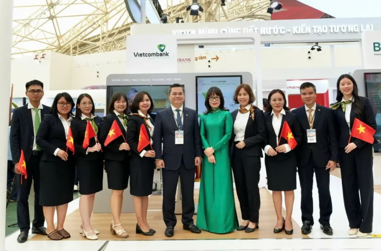 Ông Nguyễn Thanh Tùng - Chủ tịch HĐQT Vietcombank và bà Đoàn Hồng Nhung - Thành viên BĐH, Giám đốc Khối Bán lẻ chụp ảnh lưu niệm cùng lãnh đạo và cán bộ Vietcombank tại không gian trải nghiệm