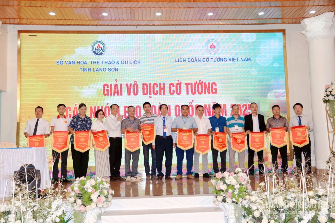 Ban tổ chức trao cờ lưu niệm cho đại diện các đoàn tham gia giải. (Ảnh: Báo Lạng Sơn) Ban tổ chức trao cờ lưu niệm cho đại diện các đoàn tham gia giải. (Ảnh: Báo Lạng Sơn)