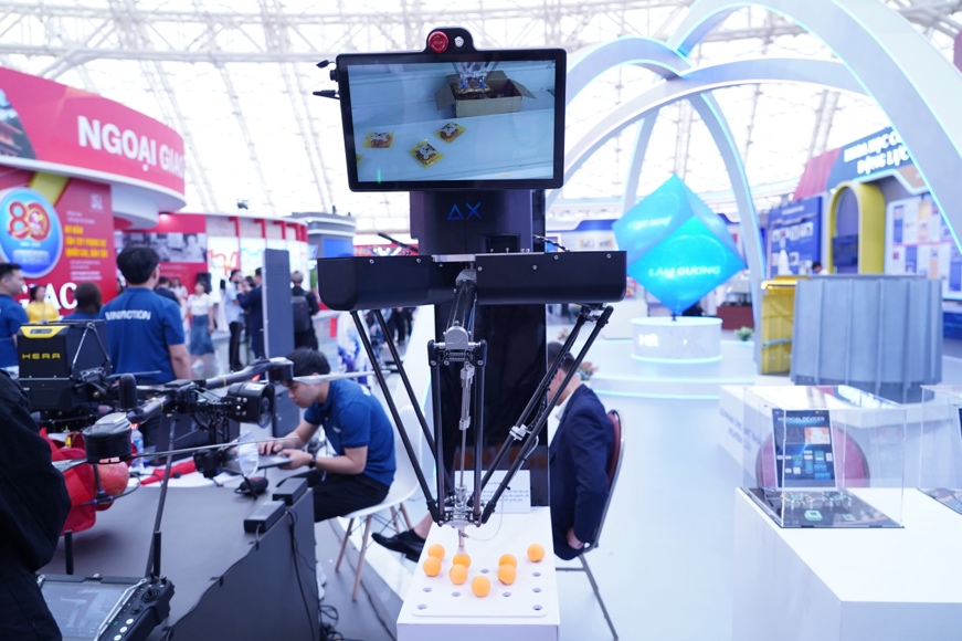 Hệ thống Delta X Smart: Hệ thống robot phân loại thông minh tốc độ cao này đã bán được 500 sản phẩm tới hơn 60 quốc gia, với công nghệ lõi hoàn toàn do Việt Nam làm chủ.