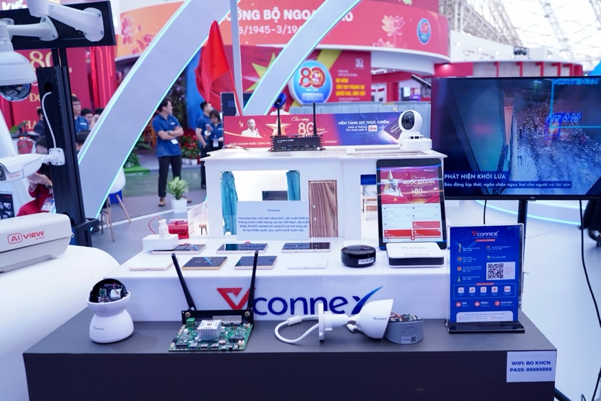 Các thiết bị nhà thông minh của VConnex. Startup này sở hữu dải sản phẩm đa dạng, từ công tắc thông minh, cảm biến chuyển động, cảm biến khói, khóa cửa thông minh, ổ cắm thông minh, đến camera giám sát.