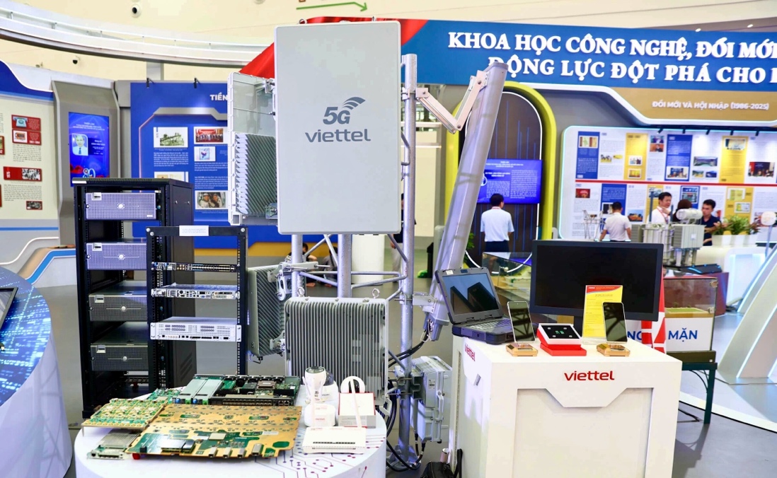Các thiết bị thuộc hệ sinh thái trạm gốc 5G do Viettel nghiên cứu, phát triển. Nhà mạng cho biết có thể tự cung cấp thiết bị trên tất cả lớp mạng viễn thông, từ mạng lõi đến vô tuyến, tức giải pháp toàn trình, nên sản phẩm có khả năng tùy biến cao.