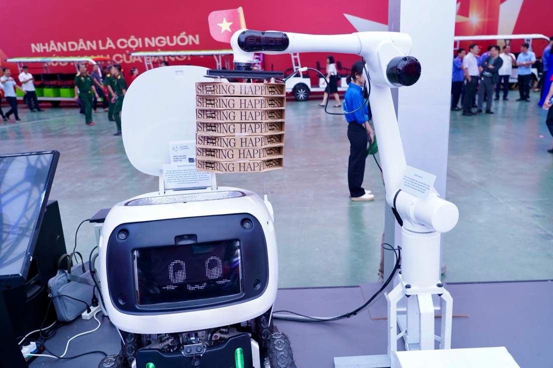 Robot giao hàng Alpha Asimov: Triển lãm giới thiệu Alpha Asimov - robot giao hàng tự hành ngoài trời đầu tiên tại Việt Nam. Sản phẩm được thiết kế và chế tạo phần cứng, phần mềm hoàn toàn bởi các kỹ sư trong nước, đạt tỷ lệ nội địa hóa 97%. Ngoài ra, Elbot Mark IV - robot công nghiệp 6 bậc tự do đầu tiên của Việt Nam cũng được trưng bày, với công nghệ lõi hoàn toàn do trong nước làm chủ.
