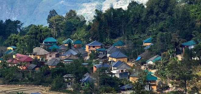 Xen lẫn giữa biển vàng ấy là những nếp nhà trình tường nâu sậm, mộc mạc của người Hà Nhì, Mông, Dao, khói lam chiều lãng đãng bay lên từ mái bếp, tạo nên một bức tranh thủy mặc sống động Xen lẫn giữa biển vàng ấy là những nếp nhà trình tường nâu sậm, mộc mạc của người Hà Nhì, Mông, Dao, khói lam chiều lãng đãng bay lên từ mái bếp, tạo nên một bức tranh thủy mặc sống động