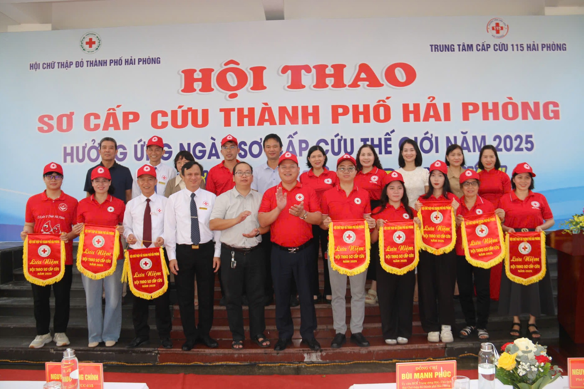 Ban Tổ chức trao Cờ lưu niệm cho các Đội tham gia Hội thao. Ban Tổ chức trao Cờ lưu niệm cho các Đội tham gia Hội thao.