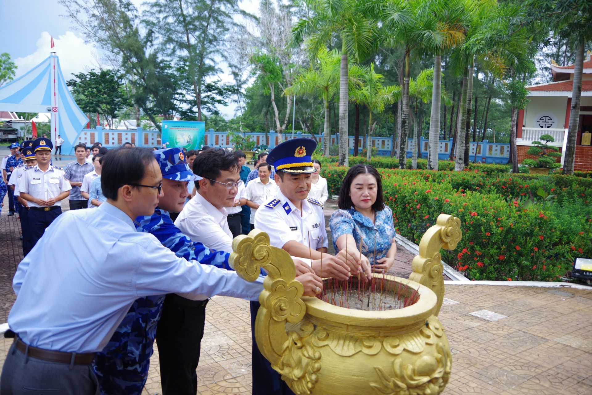 Đoàn công tác Hải đoàn 42 cùng lãnh đạo xã Phan Ngọc Hiển và các đơn vị đóng quân trên địa bàn dâng hương tại Đài tưởng niệm chiến thắng Vàm Lũng