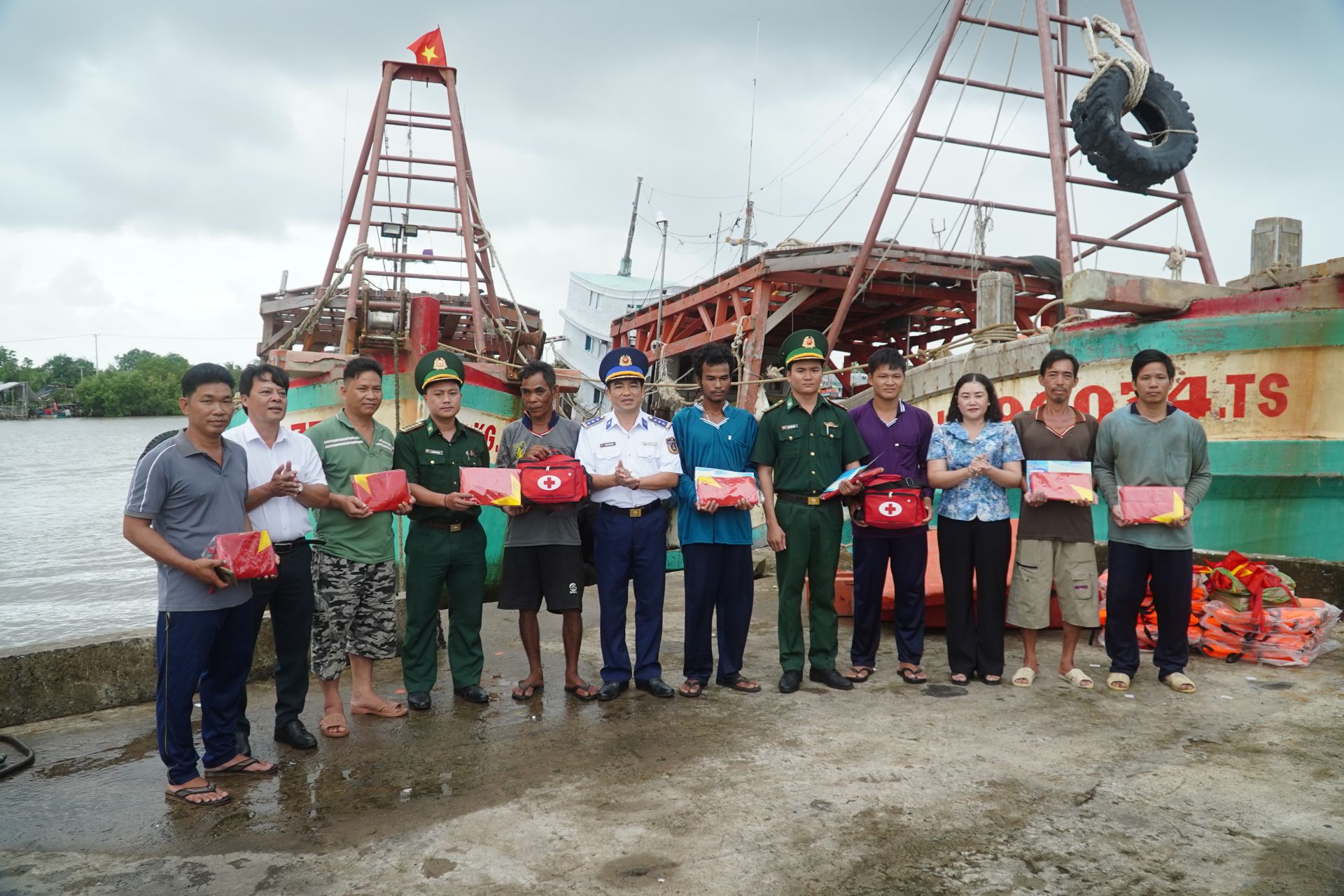 Đoàn công tác Hải đoàn 42 tiến hành tuyên truyền pháp luật và tặng quà cho các tàu cá tại cảng cá Rạch Gốc