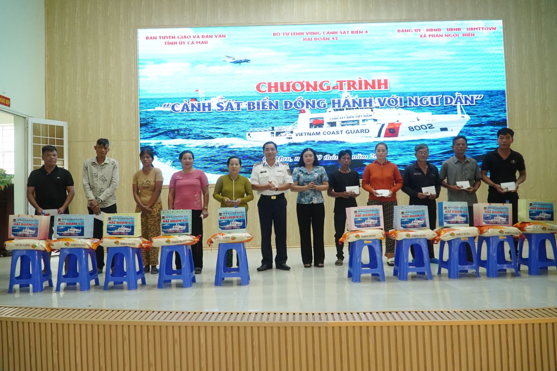 Thượng tá Trịnh Minh Hiển – Bí thư Đảng uỷ, Chính uỷ Hải đoàn và đồng chí Nguyễn Trúc Ly – Bí thư Đảng uỷ xã Phan Ngọc Hiển tặng quà cho bà con ngư dân nghèo trên địa bàn xã.