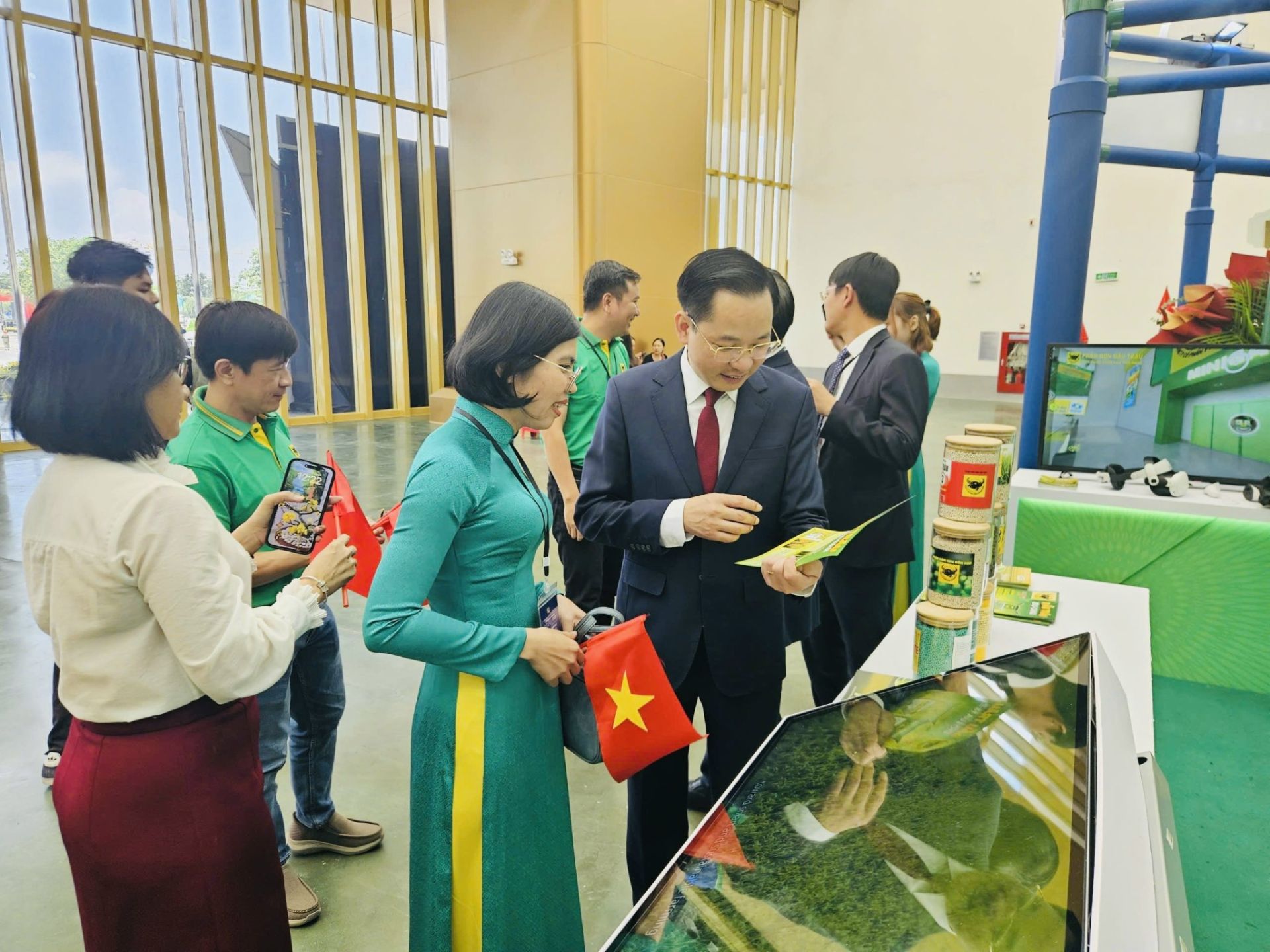 Ông Nguyễn Hữu Tú - Tổng Giám đốc Tập đoàn Hoá chất Việt Nam tham quan và đánh giá cao chiến lược xanh hoá - số hoá được Bình Điền truyền tải một cách trực quan tại gian hàng Ông Nguyễn Hữu Tú - Tổng Giám đốc Tập đoàn Hoá chất Việt Nam tham quan và đánh giá cao chiến lược xanh hoá - số hoá được Bình Điền truyền tải một cách trực quan tại gian hàng