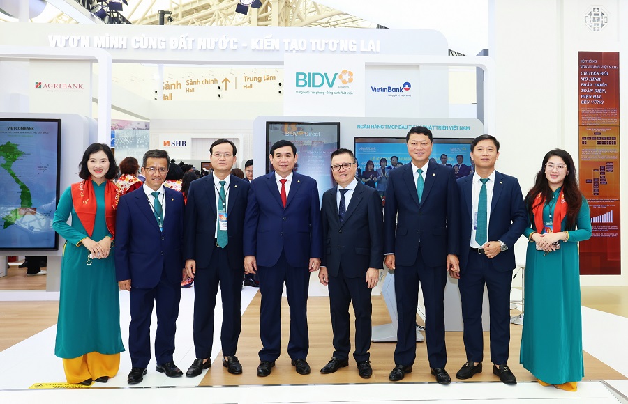 Ủy viên Trung ương Đảng, Phó Trưởng Ban Tuyên Giáo và Dân vận Trung ương, Tổng Biên tập báo Nhân dân Lê Quốc Minh - tham quan gian trưng bày triển lãm của BIDV